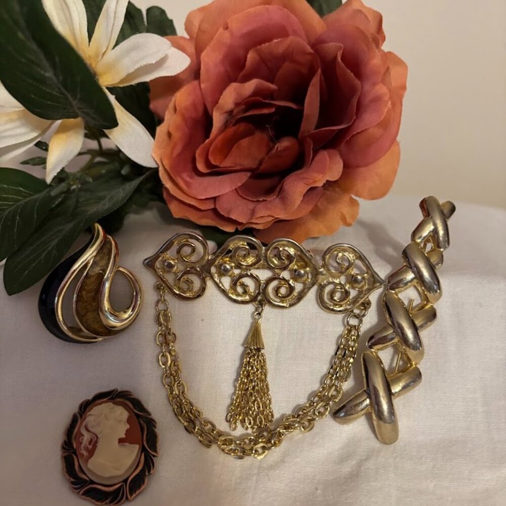Beautiful and Unusual set of 4 Different Brooches for any occasion - Picture 12 of 16